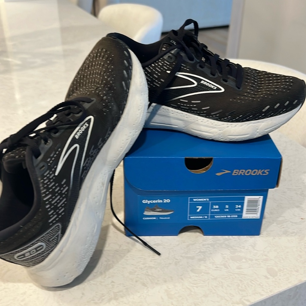 Women’s Brooks glycerin tennis shoes
